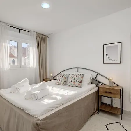 Lovely 2 Bedroom 400m From Port شقة إِستيبونا