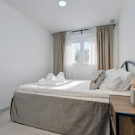Lovely 2 Bedroom 400m From Port شقة
