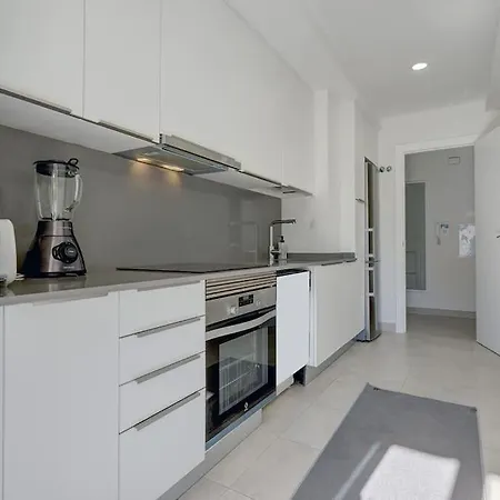 Lovely 2 Bedroom 400m From Port إِستيبونا