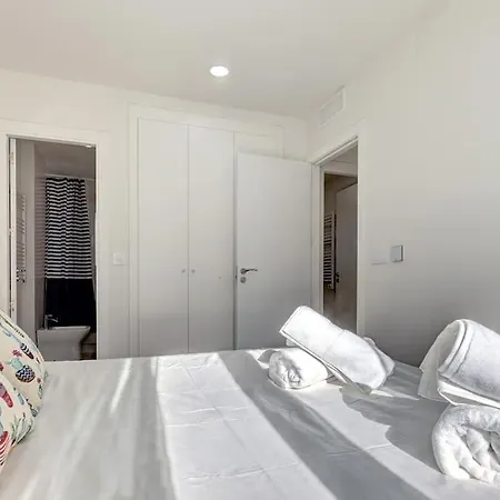 Lovely 2 Bedroom 400m From Port إِستيبونا
