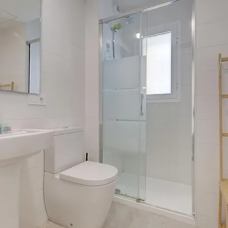 Lovely 2 Bedroom 400m From Port شقة